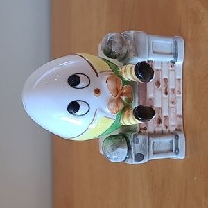 VINTAGE Ceramic Humpty Dumpty Egg Sitting On A Wall Salt And Pepper Shaker Set